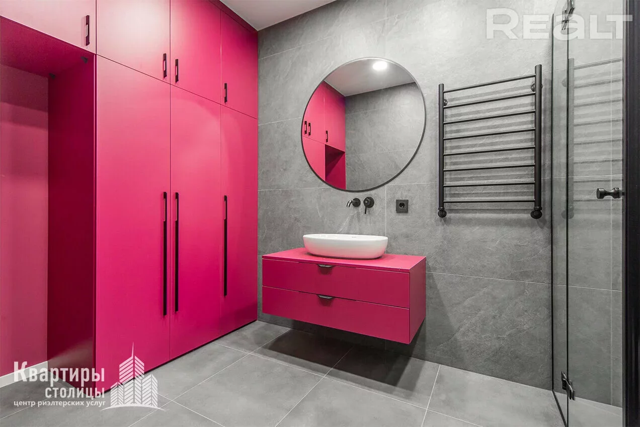 Розовый цвет мебели в ванной современного коттеджа возле Минска