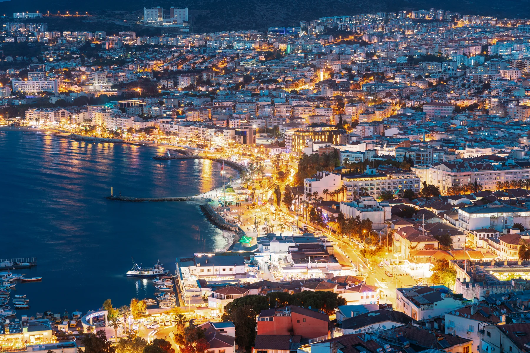 Kusadasi, provincia de Aydın, Turqu&iacute;a. El paseo mar&iacute;timo y el paisaje urbano de Kusadasi en el atardecer de verano.