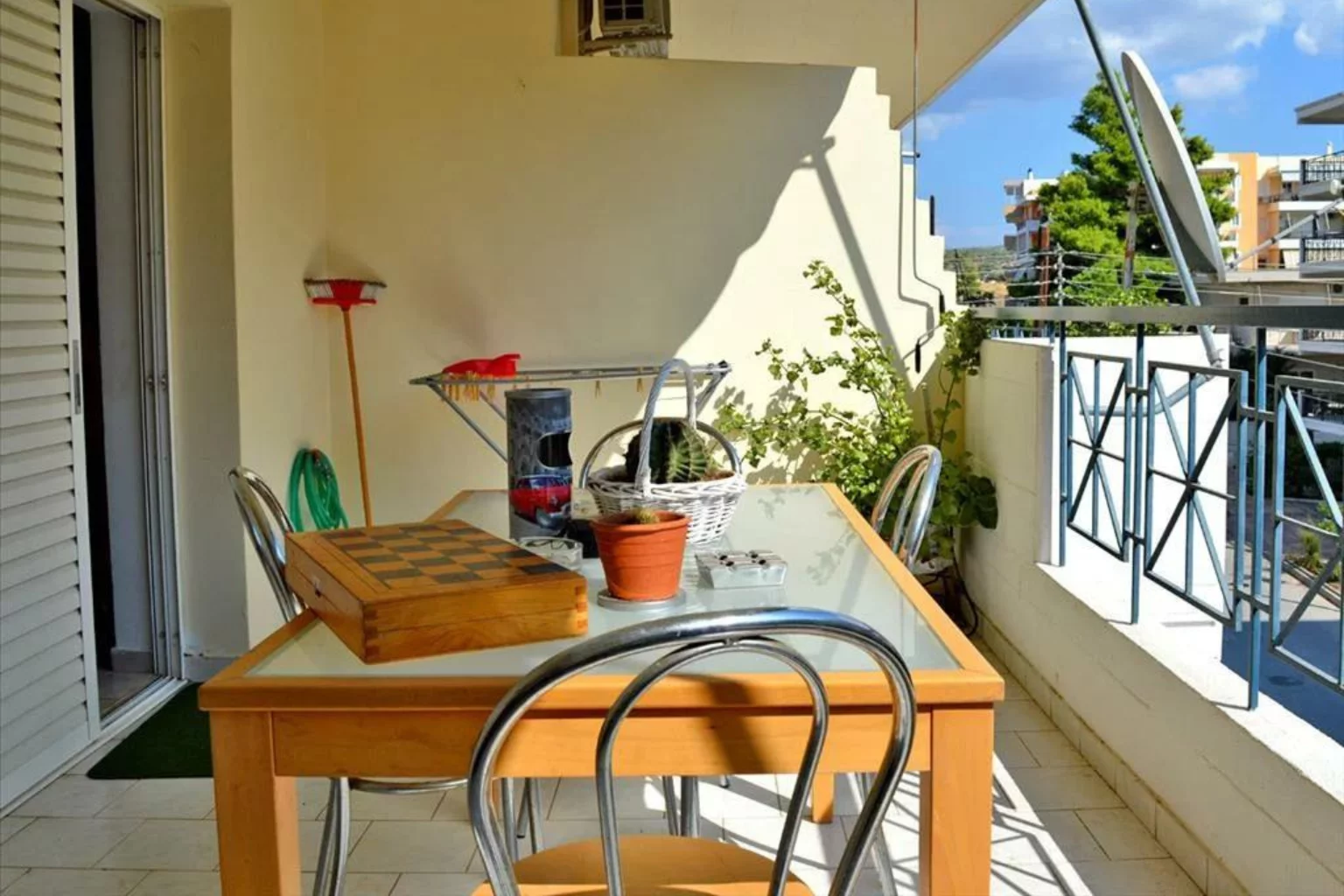 стол на балконе в квартире в Греции