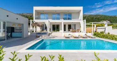 4 bedroom house in Grad Omis, Croatia