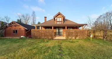 Casa en Ratamka, Belarús