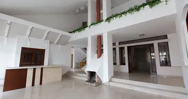Haus 4 Schlafzimmer in Nikosia, Zypern