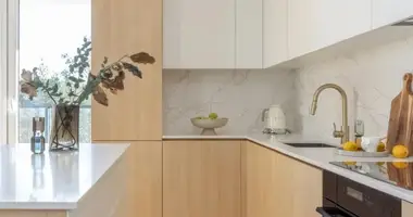 Mieszkanie 3 pokoi w Warszawa, Polska