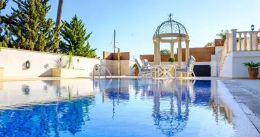 Apartment 6 bedrooms in Cyprus