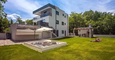 4 bedroom house in Grad Omis, Croatia