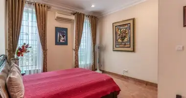 Villa 5 bedrooms in Sangkat Khmuonh, Cambodia