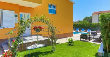 Дом 5 комнат в Kastel Luksic, Хорватия