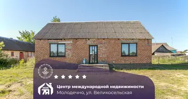 Casa en Maladetchna, Belarús