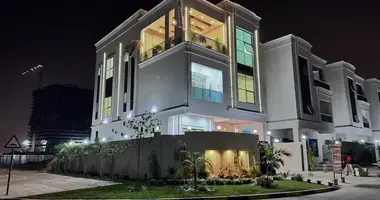 Villa en Emirates City, Emiratos Árabes Unidos