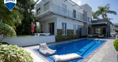 Villa 8 rooms in Hadera, Israel