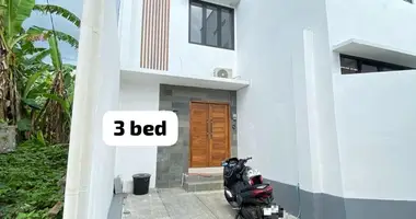 Haus 3 Schlafzimmer in Tumbakbayuh, Indonesien