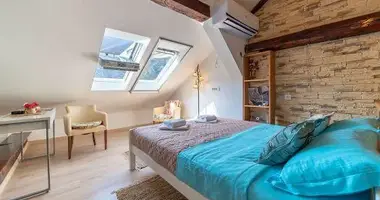 Wohnungen auf mehreren Ebenen 5 zimmer in Skaljari, Montenegro
