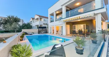 Hotel 390 m² in Zaton, Kroatien