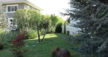 Квартира 8 комнат в Бейликдюзю, Турция