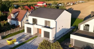 Maison dans Zlotniki, Pologne
