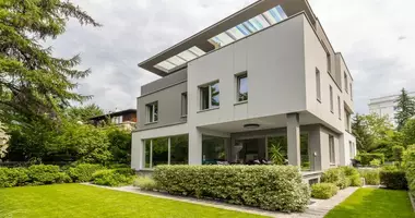 8 room house in Smolice, Poland