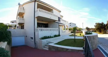 Villa 6 rooms in Opcina Selca, Croatia
