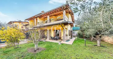 Mieszkanie 5 pokojów w Desenzano del Garda, Włochy