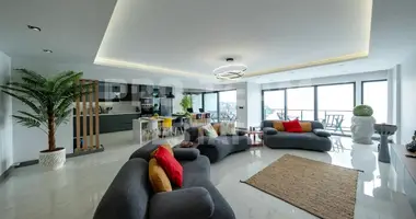 4 bedroom apartment in Muratpasa, Turkey