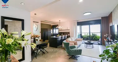5 room apartment in Hadera, Israel