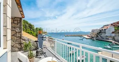 8 room house in Cara, Croatia