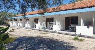 Dom w Lukove, Albania