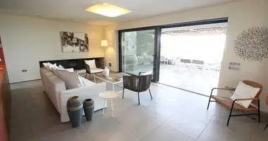 Luxury fully furnished villa for rent, 431 sq.m. in Tzikides area, Aegina. dans Municipality of Aegina, Grèce