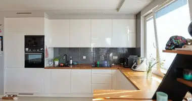 Mieszkanie 3 pokoi w Warszawa, Polska