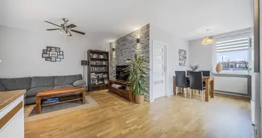 Mieszkanie 3 pokoi w Warszawa, Polska