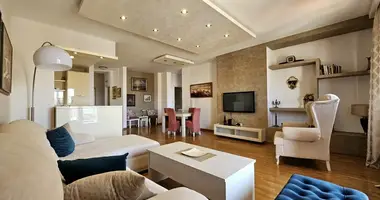 Rent a three-bedroom apartment in Becici + 2 parking spaces en Becici, Montenegro
