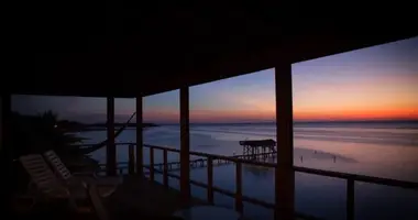 6 bedroom house in Sandy Bay, Honduras