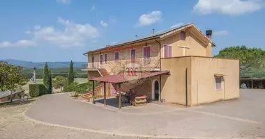 Commercial 4 bedrooms in Tuscany, Italy