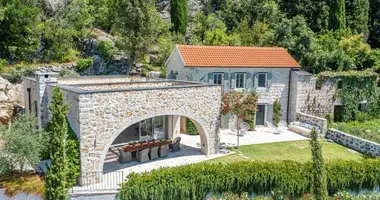 Commercial property 800 m² in Herceg Novi, Montenegro