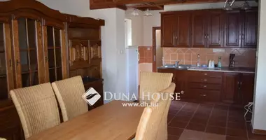 Cottage 4 bathrooms in Vencsello, All countries