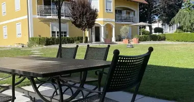 Elegant villa with beautiful parking gardes en Sochau, Austria