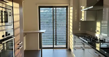 Excellent apartment with 3 bedrooms, 2 bathrooms, kitchen and garage for two cars. in Barcarena, Portugal