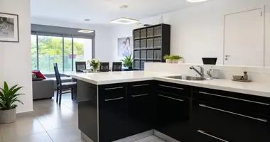 Apartamento 5 habitaciones en Kfar Saba, Israel