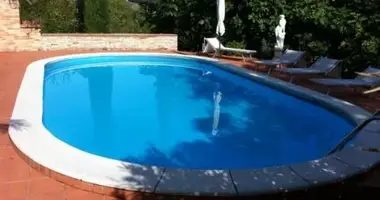 Casa 12 habitaciones en Terni, Italia