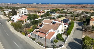 Villa 5 bedrooms in Deryneia, Cyprus