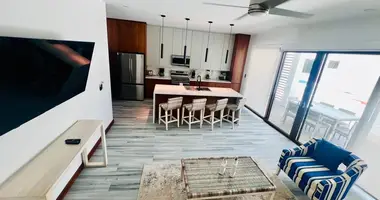 Condo 2 bedrooms in West Bay, Honduras