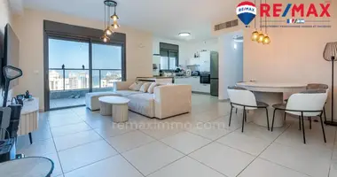 5 room apartment in Hadera, Israel