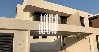 Villa 4 bedrooms in Abu Dhabi, United Arab Emirates