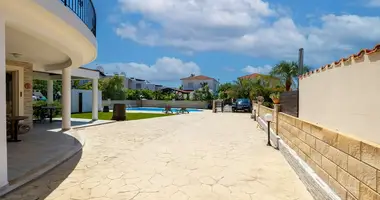 Квартира 3 комнаты в Dromolaxia Meneou Municipality, Кипр