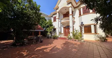 Villa 4 chambres dans Sangkat Teuk Thla, Cambodge