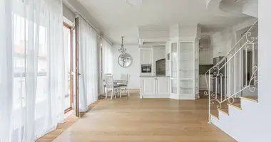 Mieszkanie 5 pokojów w Warszawa, Polska