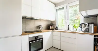 Mieszkanie 3 pokoi w Warszawa, Polska