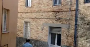 Casa 7 habitaciones en Montottone, Italia