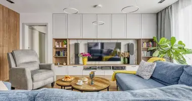 Mieszkanie 4 pokoi w Warszawa, Polska