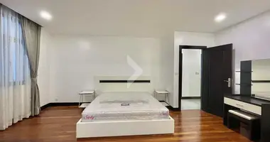 Condo 3 bedrooms in Sangkat Wat Phnom, Cambodia