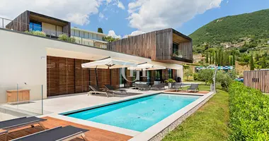 Villa 10 rooms in Gardone Riviera, Italy